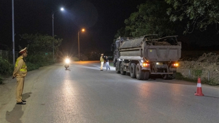 Xuyên đêm cùng CSGT "săn" quá tải, quá khổ