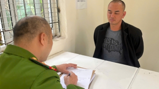 Tạm giữ đối tượng lấn chiếm đất trái phép, chống người thi hành công vụ