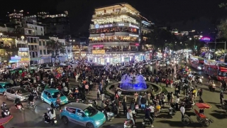 CSGT cảnh báo nguy cơ mất ATGT khi tụ tập check-in 'Hàm cá mập'