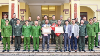 Khen thưởng đột xuất Tổ bảo vệ ANTT và công dân dũng cảm, mưu trí bắt tội phạm