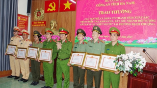 Trao thưởng các tập thể, cá nhân khám phá nhanh vụ án mạng