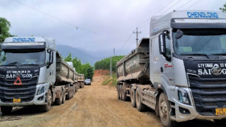 Dân lập rào chặn xe chở đá thi công cao tốc vì sợ doanh nghiệp… thất hứa