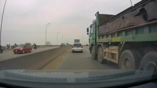 Tìm người liên quan vụ Howo chèn ép ô tô con trên cầu vượt Bắc Hồng