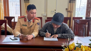 Phạt 10 triệu đồng tài xế vừa dùng điện thoại vừa điều khiển xe khách