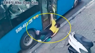 Đình chỉ tài xế xe buýt vì bất cẩn trong lúc đóng cửa xe khiến nữ sinh bị kéo ngã