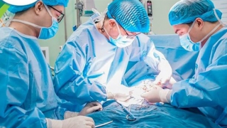 Giành giật sự sống cho cháu bé 20 tháng tuổi mắc ung thư thận phức tạp