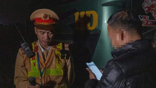 Một tháng, CSGT Hà Nội xử lý hơn 1.400 "hung thần" quá tải, cơi nới thùng xe