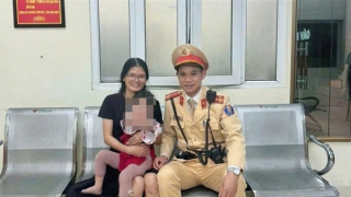 Mẹ chở con gái 4 tuổi đi làm đêm, để con đi lạc ra ngã tư, may mắn được CSGT phát hiện