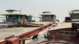 Cảnh sát bắt 3 tàu chở gần 1.000m3 cát trên sông Hồng lúc rạng sáng