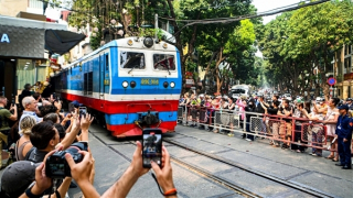 Cảnh sát tuần tra nhắc nhở du khách đang trải nghiệm "cà phê đường tàu"