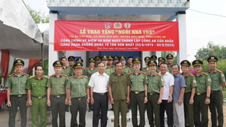 Công an cửa khẩu Tân Sơn Nhất tặng nhà lực lượng ANTT cơ sở và trao quà học sinh nghèo