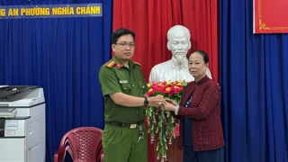 Cụ bà vui mừng nhận lại nhẫn vàng bị rơi khi xem văn nghệ