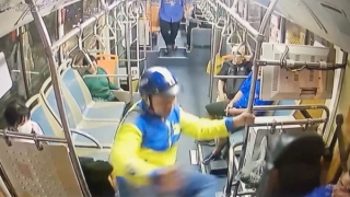 Đánh tài xế xe buýt vì bị ép xe trên đường