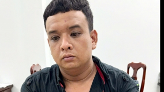 Bắt đối tượng chôn giấu gần 1kg ma túy trong nhà vệ sinh