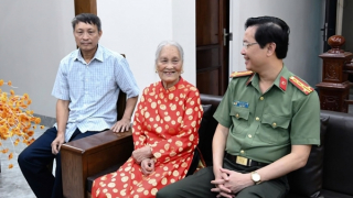 Công an tỉnh Phú Thọ nhận phụng dưỡng suốt đời mẹ Việt Nam Anh hùng Hoàng Thị Hành