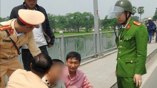 CSGT kịp thời ngăn chặn nam thanh niên nhảy cầu tự tử