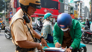 Cần xử lý nghiêm tình trạng vừa điều khiển xe vừa sử dụng điện thoại