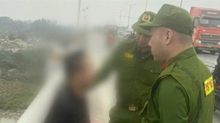 Công an thuyết phục nam thanh niên bỏ ý định nhảy cầu Thanh Trì