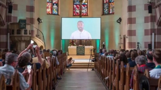 Cơn sốt thầy bói AI  và giáo sĩ kỹ thuật số