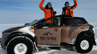 “Phượt” từ Bắc Cực đến Nam Cực bằng xe điện