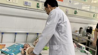 Cha mẹ cần biết biến chứng của bệnh sởi để đưa con tới viện