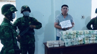 Ngụy trang 26kg ma túy tổng hợp, 10 bánh heroin dưới dạng gói trà