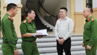 Công an phối hợp trao trả 1,47 tỷ đồng cho người chuyển nhầm