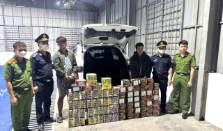 Bắt giữ 2 đối tượng vận chuyển trái phép 84 hộp pháo hoa nổ