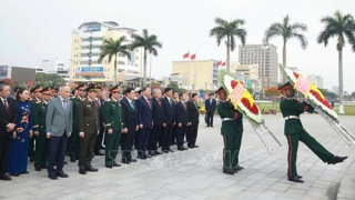 Tổng Bí thư dâng hương tưởng niệm các Anh hùng liệt sĩ tại Đài tưởng niệm TP Đà Nẵng