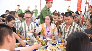 Bữa cơm thân mật của phạm nhân và gia đình tại Trại giam Xuyên Mộc