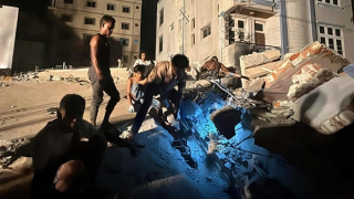 Các đội cứu hộ tranh thủ từng phút tìm kiếm nạn nhân động đất ở Myanmar