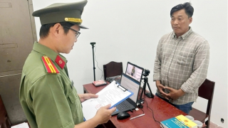 Gọi cửa không được, nam thanh niên dùng súng bắn vào camera