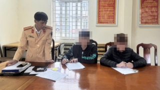 Xác minh nhóm "quái xế" lạng lách, tạt đầu ô tô trên cầu Nhật Tân