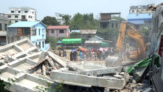 Tình người dưới đống đổ nát