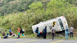 Lật xe ô tô khách trên đèo Khánh Lê, 6 người bị thương