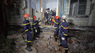 Thi thể bé trai 10 tuổi được Cảnh sát Việt Nam đưa ra khỏi căn nhà đổ sập ở Myanmar