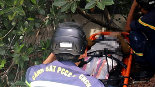 Giải cứu người phụ nữ có biểu hiện tâm thần đứng trên nóc nhà