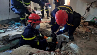 Đội cứu nạn Công an Việt Nam cắt bê tông, lật tìm bé trai bị vùi lấp ở Myanmar