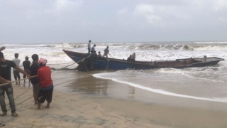 Tàu cá của ngư dân ở Huế bị sóng lớn đánh chìm trên biển