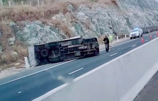 Xe tải lật nghiêng, nằm chắn làn đừng khẩn cấp trên cao tốc