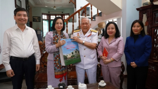 Phó Chủ tịch Quốc hội Nguyễn Thị Thanh thăm Anh hùng Hồ Đắc Thạnh