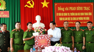 Trưởng Ban Nội chính Trung ương thăm và làm việc tại Công an phường Phú Đông