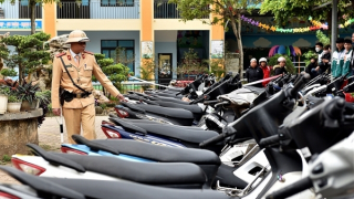 Kiểm tra đột xuất các bãi trông giữ xe phòng ngừa học sinh vi phạm giao thông