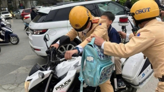 Bé trai lớp 1 đi lạc ở Hà Nội được CSGT giúp đỡ