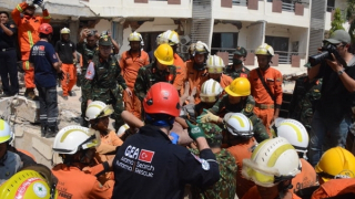 Quân đội Việt Nam giải cứu thành công 1 thanh niên bị mắc kẹt trong đống đổ nát tại Myanmar