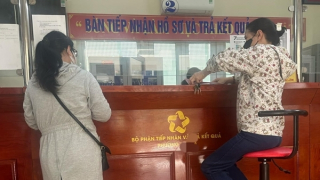 Dịch vụ hành chính công: Tiện ích miễn phí,  vì sao vẫn xuất hiện “cò”?