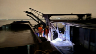 Phát hiện hai tàu đang hút trộm cát từ lòng sông Hồng