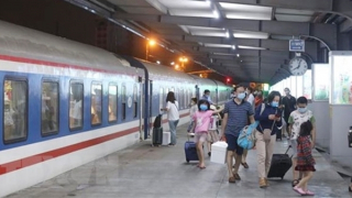 Chưa tới kỳ nghỉ lễ, nhiều chặng tàu, máy bay đã “khát”  vé