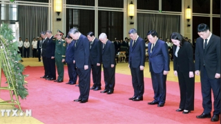 Tổng Bí thư Tô Lâm dẫn đầu đoàn Việt Nam viếng đồng chí Khamtay Siphandone