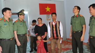 Công an tỉnh Đắk Lắk bàn giao nhà tình nghĩa cho công dân hồi hương